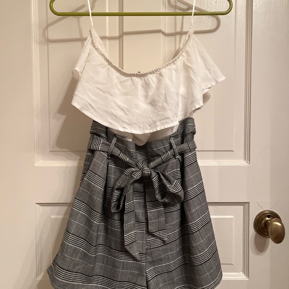 Off-shoulder romper with belt - Picture 3 of 5